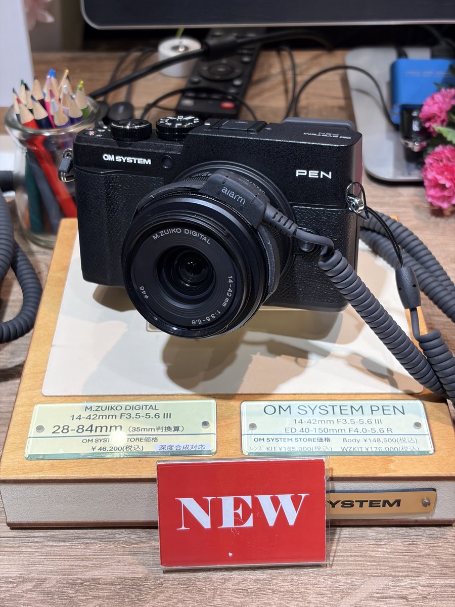 xdog_tohta's tweet photo. おむぺん見てきた
午前中は行列になることもなく数分ごとに入れ替わりながら何度か気になるところを触ってきました
・新バッテリー、7.74Vだから新しいセルなのかな？
他社も7.2Vではないものが出始めてきたよね
・三脚穴がいつもと異なり、おそらくプレス品に1/4-20を切ってる？
↓
#OMSYSTEM #OMPEN https://t.co/zLjNIX1fRa