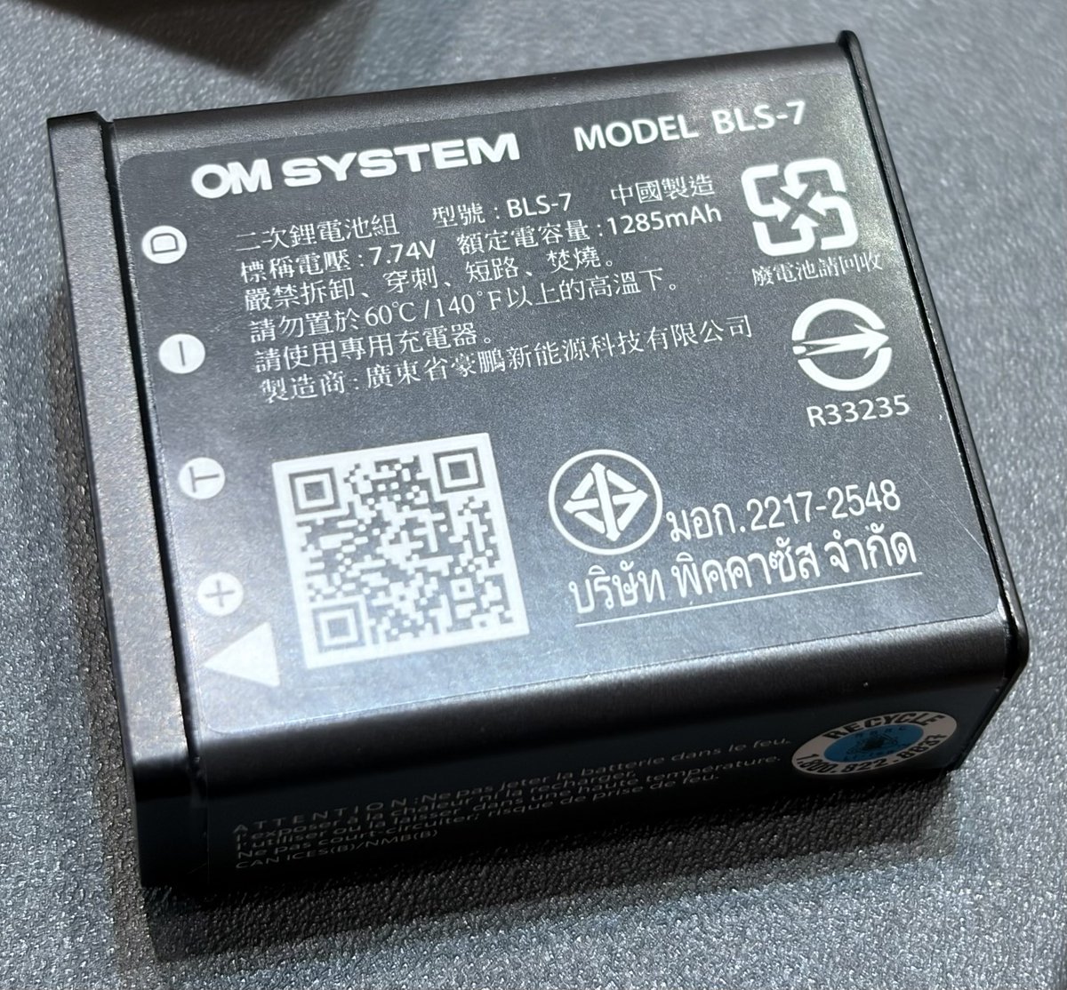 xdog_tohta's tweet photo. おむぺん見てきた
午前中は行列になることもなく数分ごとに入れ替わりながら何度か気になるところを触ってきました
・新バッテリー、7.74Vだから新しいセルなのかな？
他社も7.2Vではないものが出始めてきたよね
・三脚穴がいつもと異なり、おそらくプレス品に1/4-20を切ってる？
↓
#OMSYSTEM #OMPEN https://t.co/zLjNIX1fRa