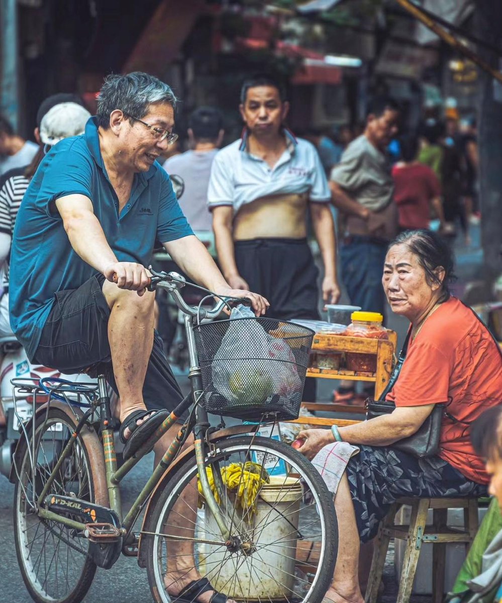 JeffreyHalyvty's tweet photo. Busy city street, the morning sun casting warm glow on pedestrians rushing with coffee cups—small, lively moments make the heart beat faster. https://t.co/RrKsDtJYbA