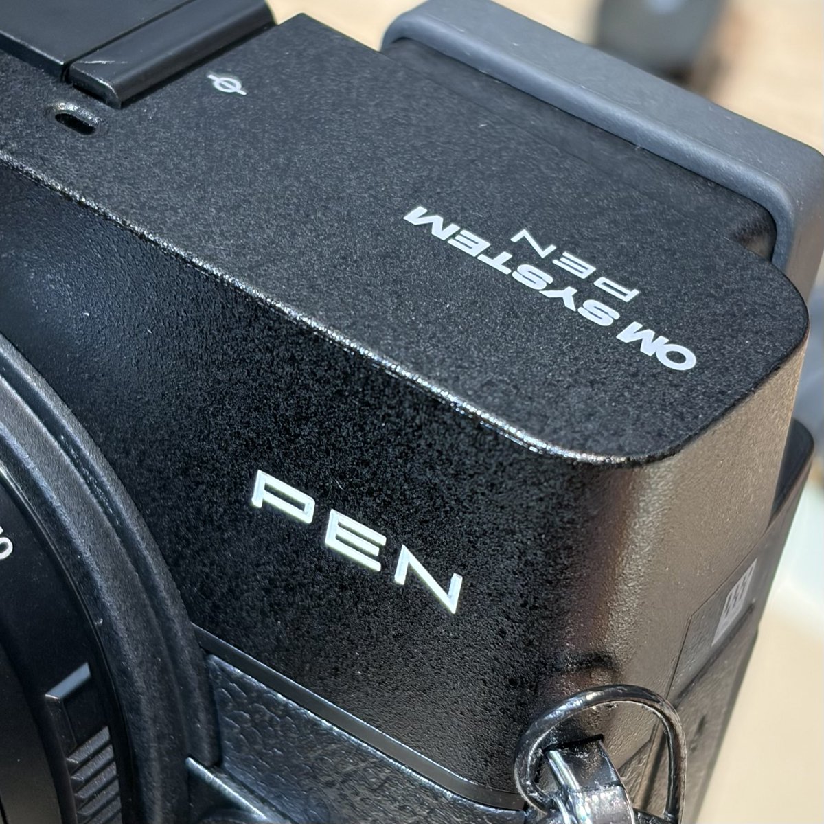 xdog_tohta's tweet photo. ・各色の質感はこんな感じ
個人的にはブラックの方が好み
OM-1IIとの比較は荒めの艶消しから荒めのシボに変わった感じ
・ファインダーは綺麗だけど小さい
OM-3や5より倍率が低い

とはいえ安くて軽いのはひとつの正義なので、刺さる人はどうぞ！
#OMSYSTEM #OMPEN https://t.co/AKpH1JS4JE