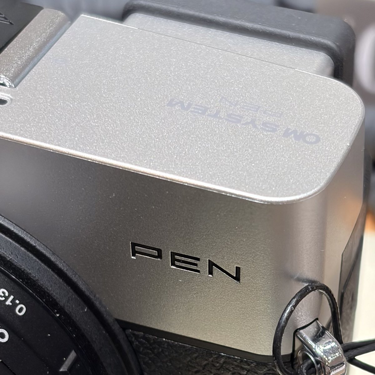 xdog_tohta's tweet photo. ・各色の質感はこんな感じ
個人的にはブラックの方が好み
OM-1IIとの比較は荒めの艶消しから荒めのシボに変わった感じ
・ファインダーは綺麗だけど小さい
OM-3や5より倍率が低い

とはいえ安くて軽いのはひとつの正義なので、刺さる人はどうぞ！
#OMSYSTEM #OMPEN https://t.co/AKpH1JS4JE