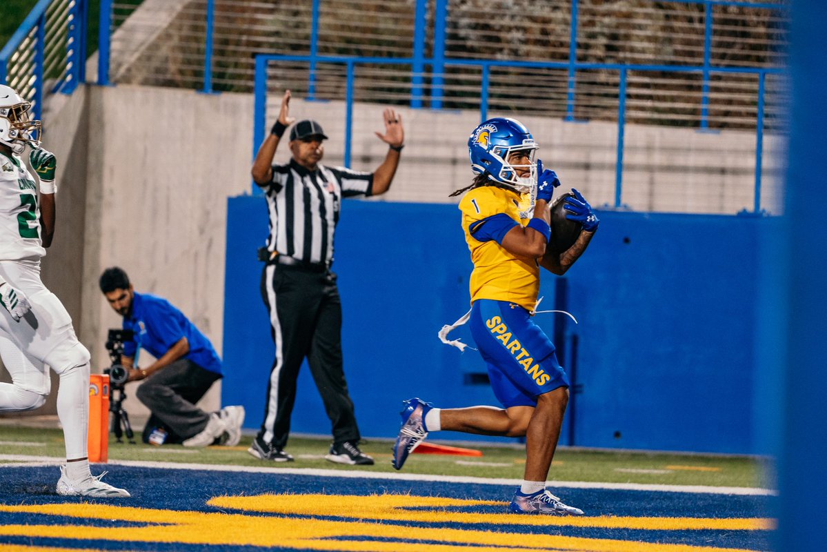 SanJoseStateFB's tweet photo. 🤫🤫

@Carsonclark_11 

#ThisIsSparta | #AllSpartans https://t.co/9Gyeo57Yur