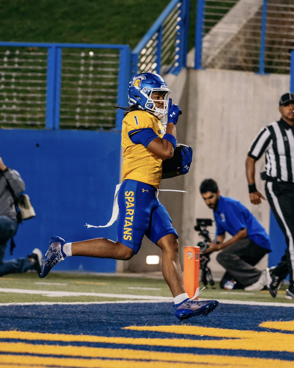 SanJoseStateFB's tweet photo. 🤫🤫

@Carsonclark_11 

#ThisIsSparta | #AllSpartans https://t.co/9Gyeo57Yur