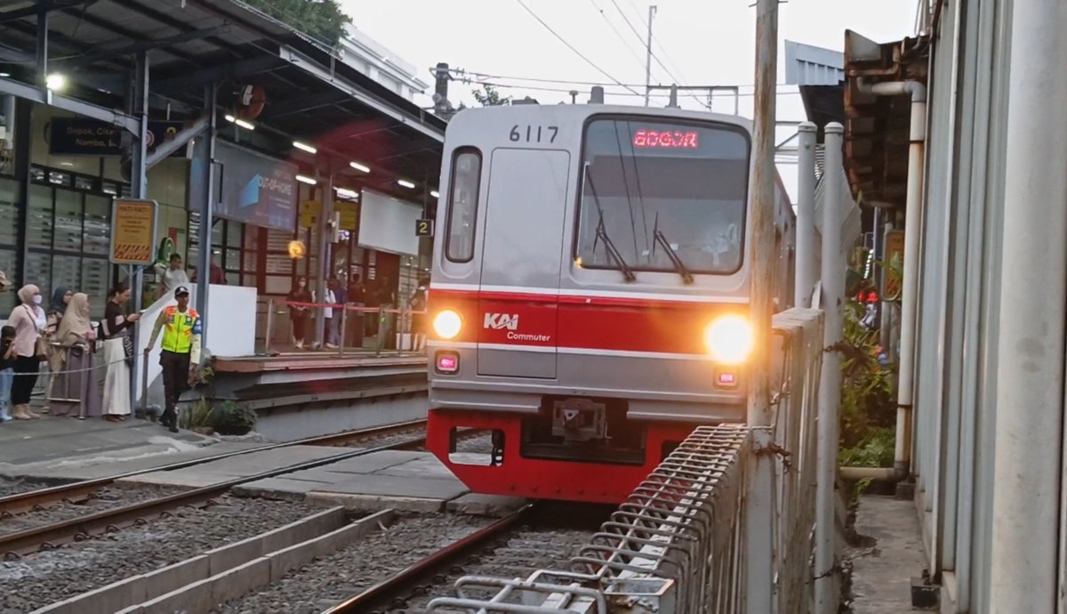 TokyoMetro_6000's tweet photo. インドネシアの鉄道が左側通行になった世界線(???)

行先もボゴールなのでよりなんか左側通行ですね(???) https://t.co/M3IEIcov2z