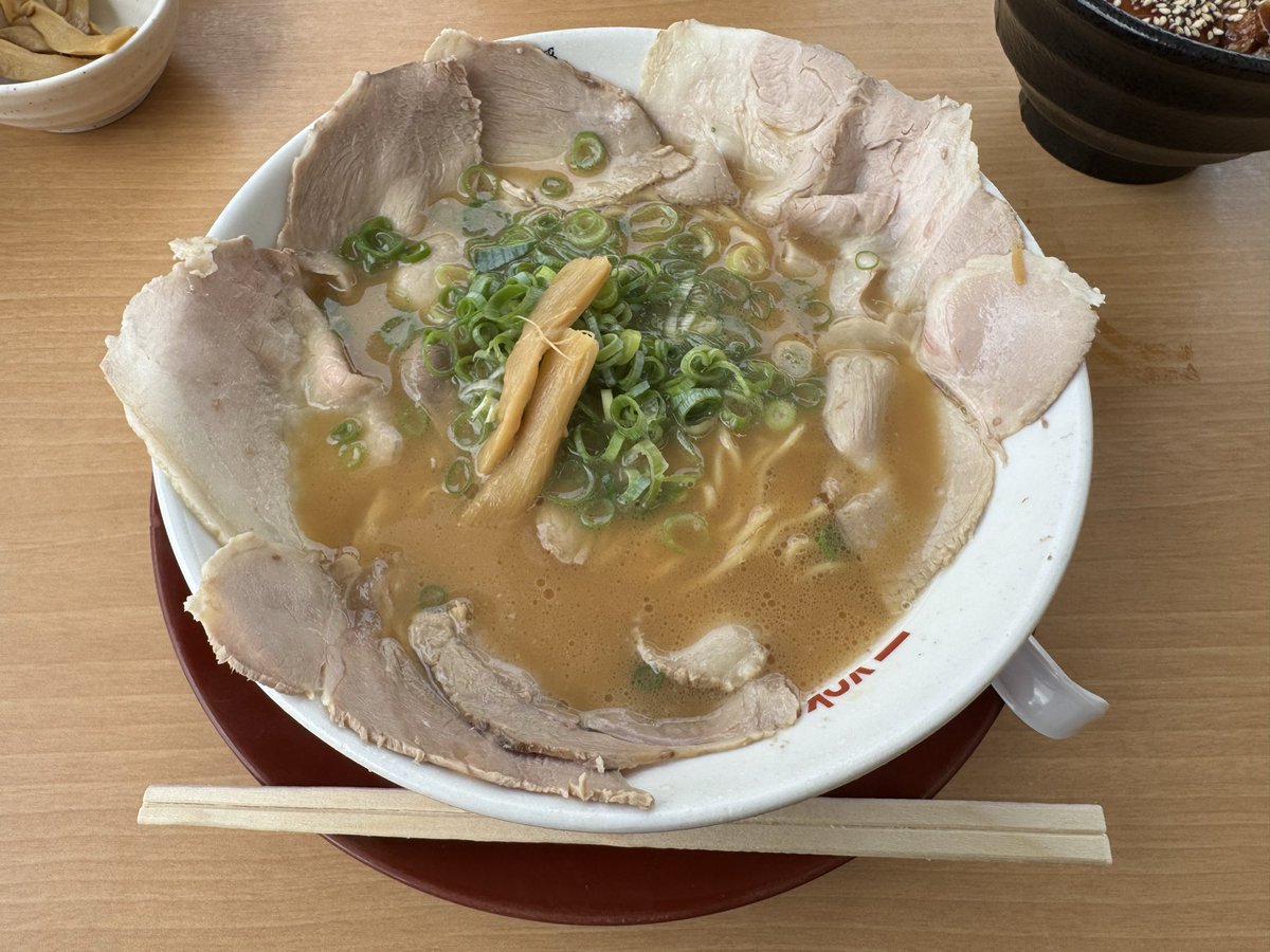 1020moco's tweet photo. ラーメン横綱 浜松店
チャーシューメン
厚切り豚丼

かなり久しぶりの訪問
名古屋に住んでたころよく行きました😁
懐かしく相変わらず安くて美味しいです♪

大満足でごちそうさまでした✨ https://t.co/zzivO9WBgz