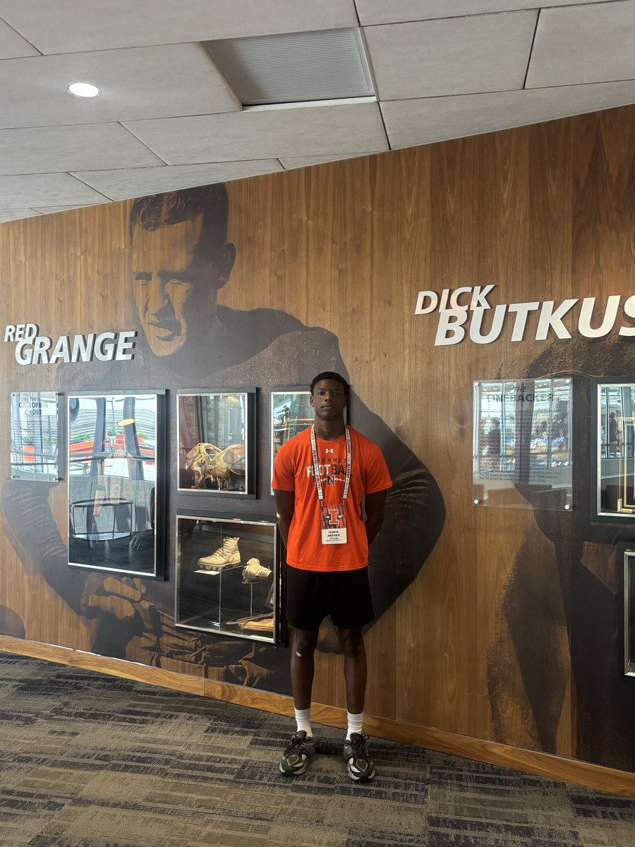 auramanzae's tweet photo. Had an amazing time at Uofi today I really appreciate all of the love and the traditions that Illinois has and I can’t wait love to be back! @Dessauer71 @IlliniFootball @coacharchiemac @Coach_JLT @CoachChrisHurd  @PrepRedzoneIL @247Sports @Coach_Hauck @LockDown @CoachMLinehan https://t.co/nnPEb4pei4