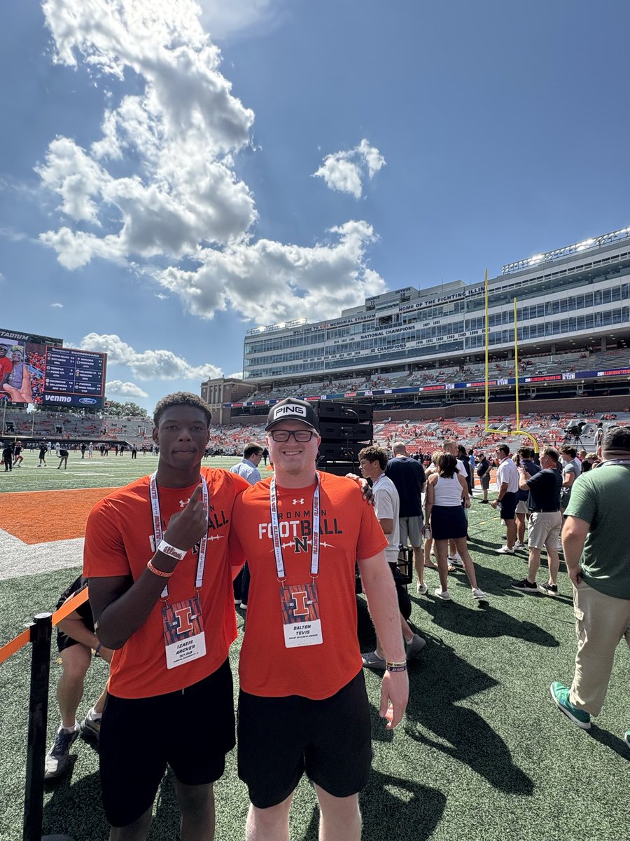 auramanzae's tweet photo. Had an amazing time at Uofi today I really appreciate all of the love and the traditions that Illinois has and I can’t wait love to be back! @Dessauer71 @IlliniFootball @coacharchiemac @Coach_JLT @CoachChrisHurd  @PrepRedzoneIL @247Sports @Coach_Hauck @LockDown @CoachMLinehan https://t.co/nnPEb4pei4
