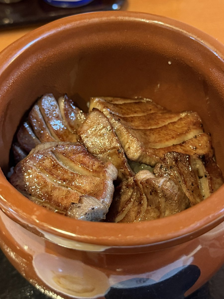 kuuneru_tabiru's tweet photo. 地元民以外は知らない人が多いけど、仙台旅行で絶対食べるべき牛タンがこれ。壺の中で牛タン・ネギだれ・麦飯が混ざり合い、仙台の牛たんで1,2位争う美味しさ…ここはガチ。 https://t.co/QKXLYraXve
