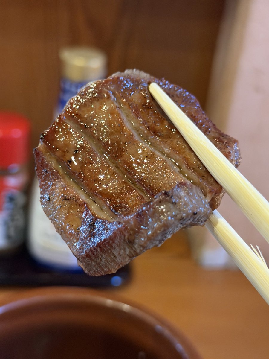 kuuneru_tabiru's tweet photo. 地元民以外は知らない人が多いけど、仙台旅行で絶対食べるべき牛タンがこれ。壺の中で牛タン・ネギだれ・麦飯が混ざり合い、仙台の牛たんで1,2位争う美味しさ…ここはガチ。 https://t.co/QKXLYraXve