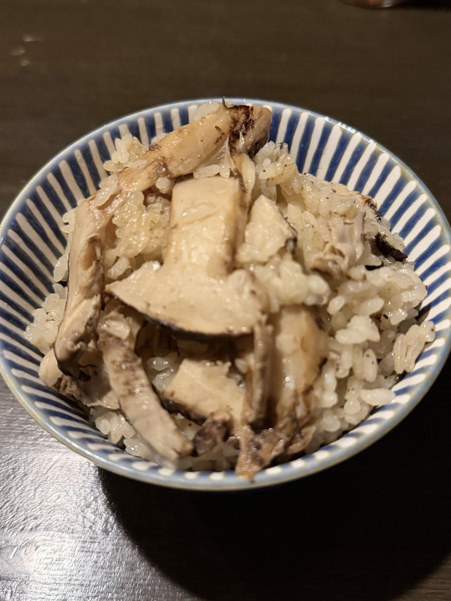 annyon55's tweet photo. 🌟松茸炊き込みご飯🍚

貴重な国産松茸をたっぷりと味わいました😍

素材の味を活かした数々の手料理に舌鼓、女将さんに感謝👍

と〜っても美味しゅうございました🍄🍄🍄 https://t.co/6cQKC8kP80