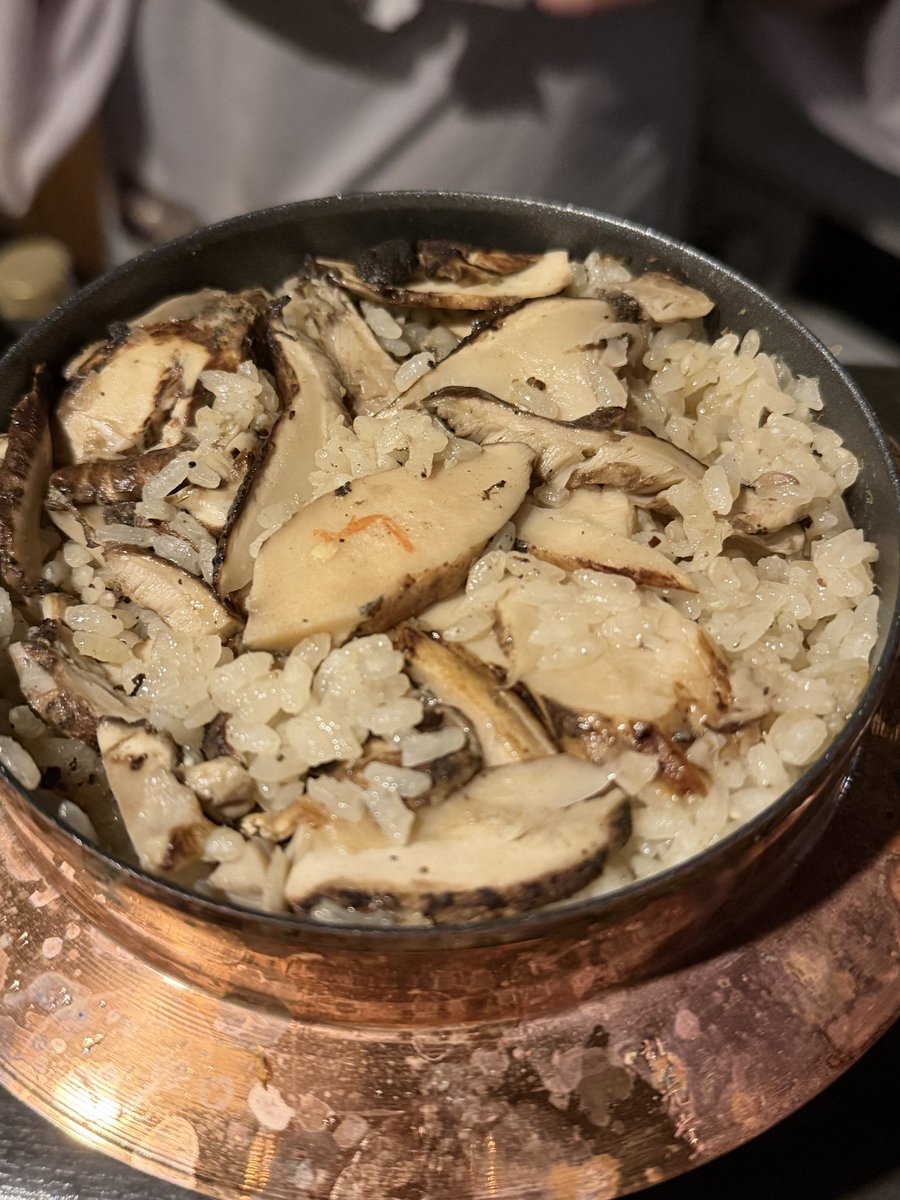 annyon55's tweet photo. 🌟松茸炊き込みご飯🍚

貴重な国産松茸をたっぷりと味わいました😍

素材の味を活かした数々の手料理に舌鼓、女将さんに感謝👍

と〜っても美味しゅうございました🍄🍄🍄 https://t.co/6cQKC8kP80