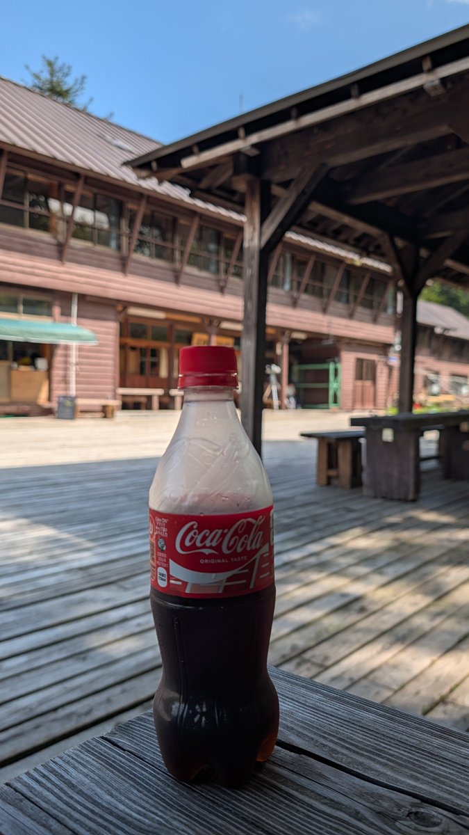 Washiuma's tweet photo. 小屋まで戻ってきてコーラがぶ飲みしてる https://t.co/mvLOjdL0fn