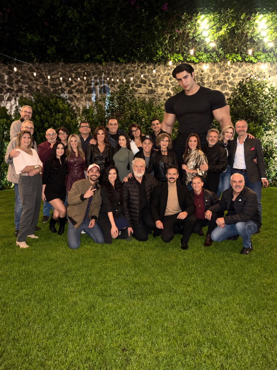 ArnMercurio's tweet photo. Un placer convivir con el cast de la novela ♥️ https://t.co/zXVj7fiVq4