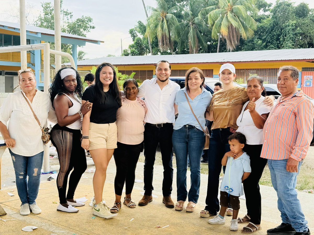 emilioguifarrob's tweet photo. Junto a mi compañera Diputada y coordinadora departamental de Cortés, Diputada @_Scherly , celebramos con mucha alegría a nuestros niños y niñas en su día.🍭🎂🎁
1/3 https://t.co/3RtY2kfck3