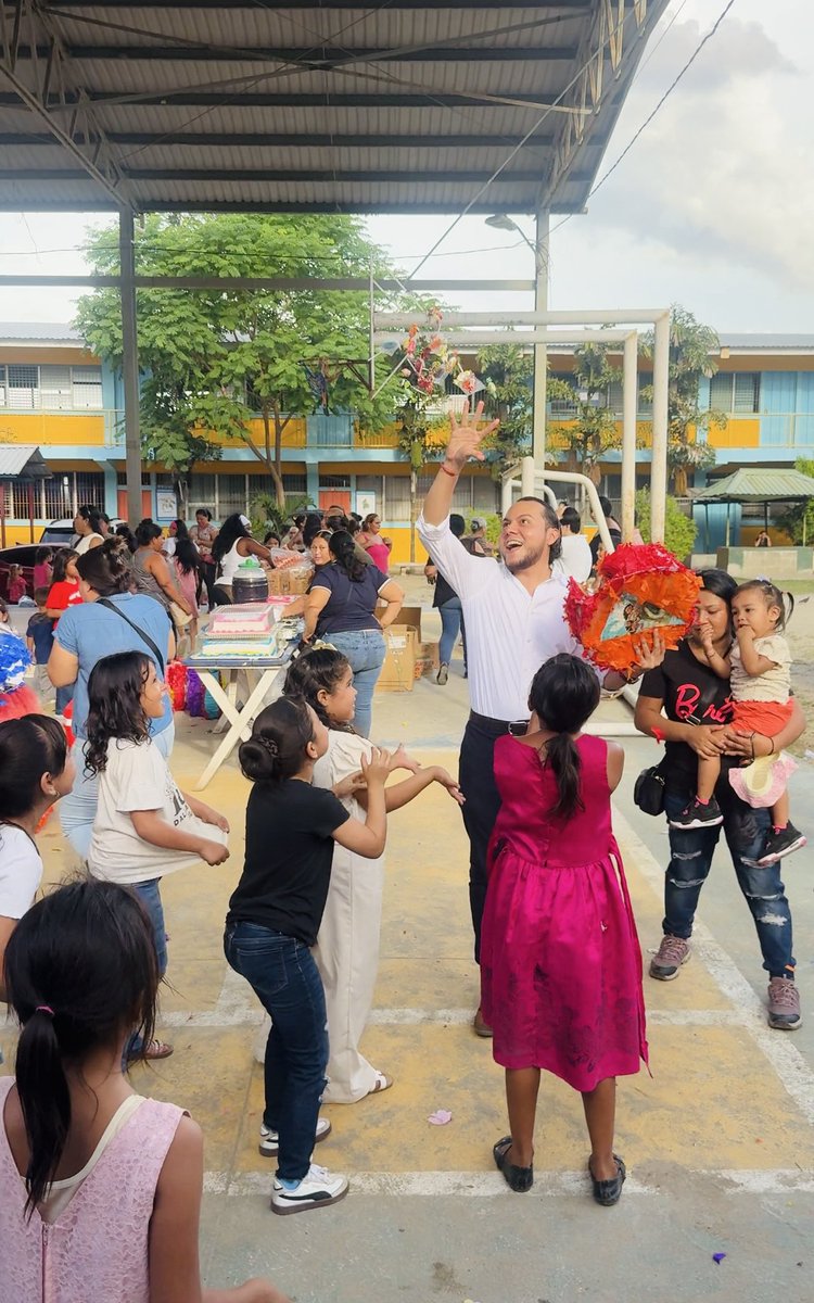 emilioguifarrob's tweet photo. Junto a mi compañera Diputada y coordinadora departamental de Cortés, Diputada @_Scherly , celebramos con mucha alegría a nuestros niños y niñas en su día.🍭🎂🎁
1/3 https://t.co/3RtY2kfck3