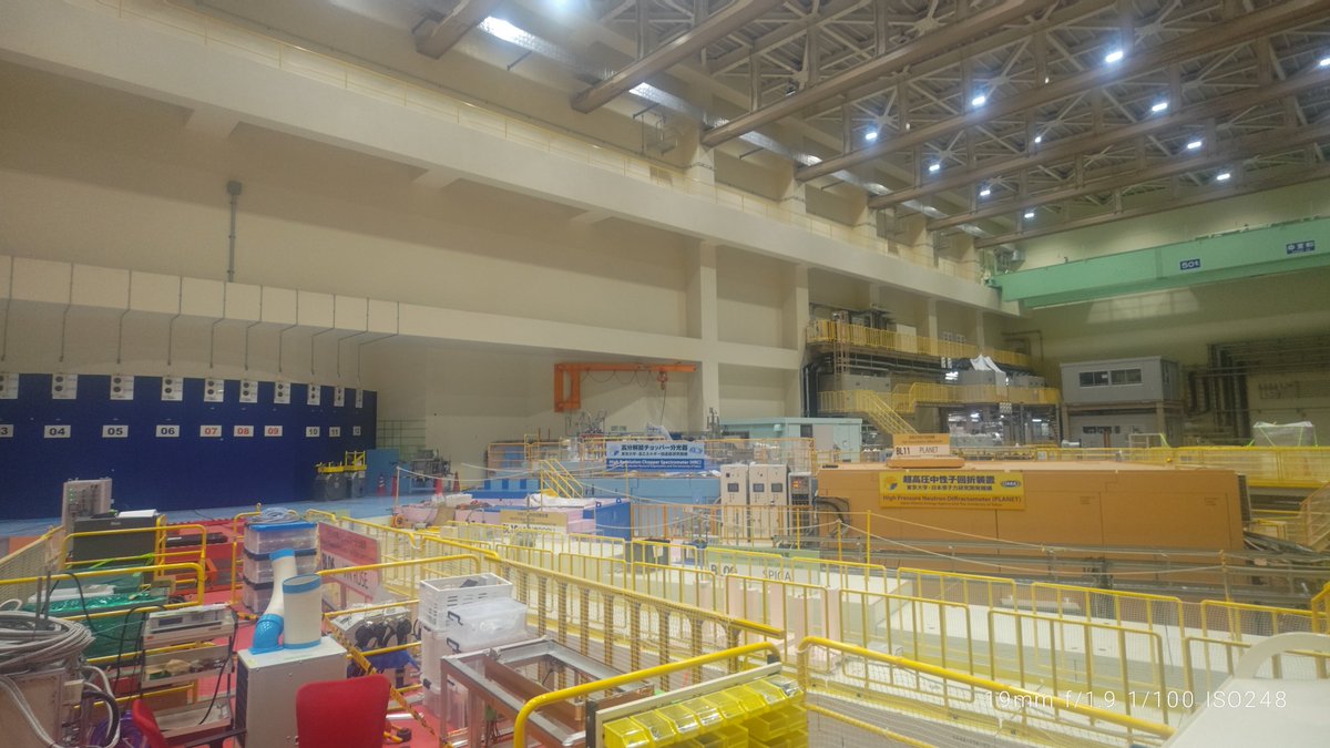 GinzanoK's tweet photo. #JPARC 内の物質生命科学実験施設 です。何やら凄そうな装置が沢山並んでいます。🤔 https://t.co/dMWuY4fxWh