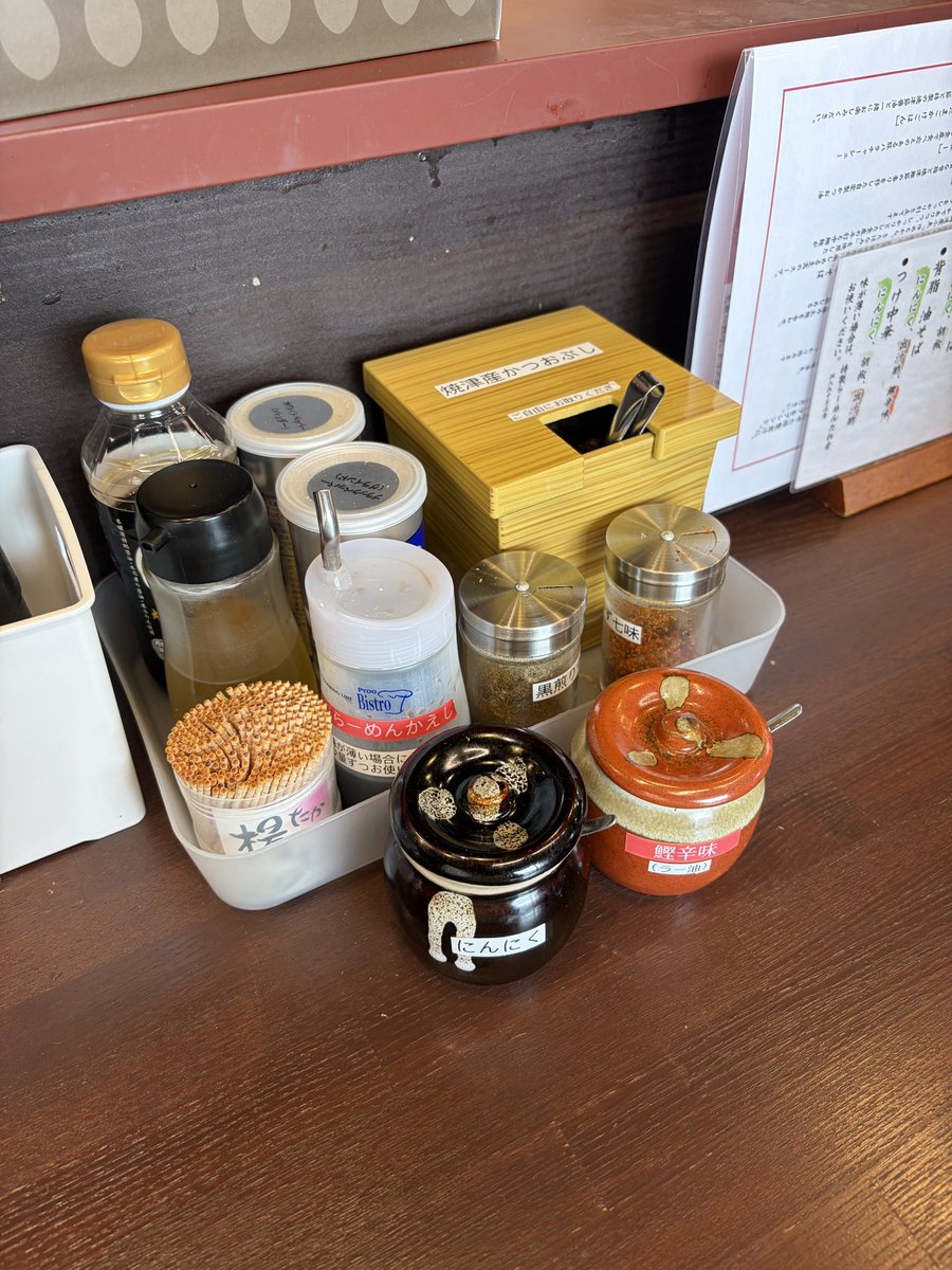 asamadeHennessy's tweet photo. 焼津鰹節中華そば駿河亭さんへ🐟
節系の中華そばとか絶対自分好きなヤツやんと思いながらもなかなか行けなかったがようやく訪問🔰
券売機左上は背脂だったけど普通の中華そばをチョイス🍜
スープは自分の思っていた通りの味ですげー好き🤣
低価格だし卓上調味料も充実してるし最高👍
ご馳走様でした🙏 https://t.co/l8jFTEWMw6