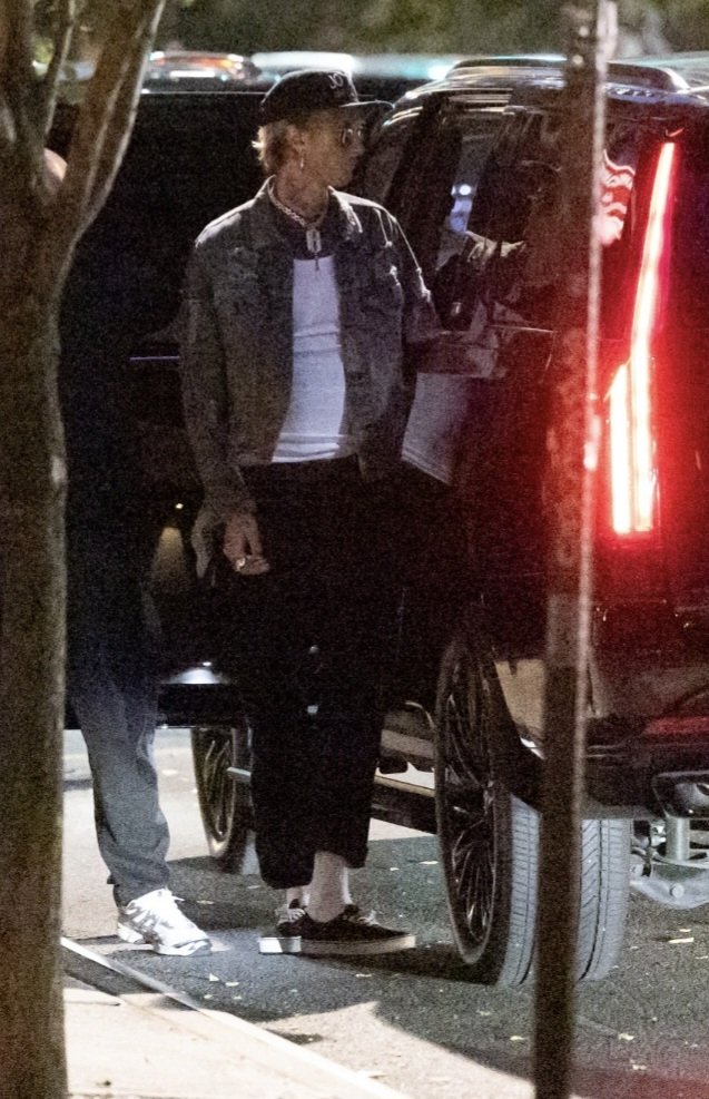 TaylorSwiftChar's tweet photo. 📸 | Dakota Johnson and MGK were spotted walking in Taylor Swift's apartment in Tribeca recently. https://t.co/aGR3eZgTTM