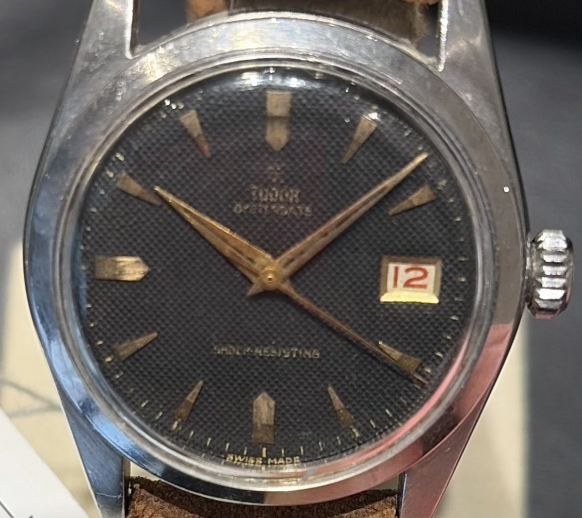 Shellman_Ginza's tweet photo. 50s charm that never fades 🌹🖤
TUDOR Oysterdate (1950s)
A textured black honeycomb dial paired with gold accents and the iconic "Small Rose". Raw, rugged, yet utterly sophisticated.
• Ref. 7919
• SS / Manual Winding
DM for details! 📩
#Tudor #VintageTudor #Oysterdate #Shellman https://t.co/hsMJSdNtMV