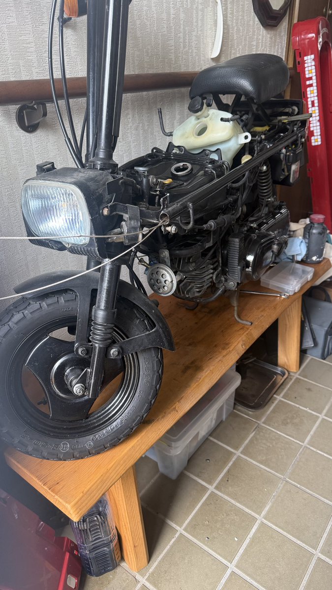 EbisukeCafe's tweet photo. 40年前に未登録のモトコンポを買って2回乗ったのみで玄関の鑑賞用。当時から盗まれる話はあった。今回、初めてのバラシ点検　なんとかタイヤが手に入った。 https://t.co/yOsDYSlxwD