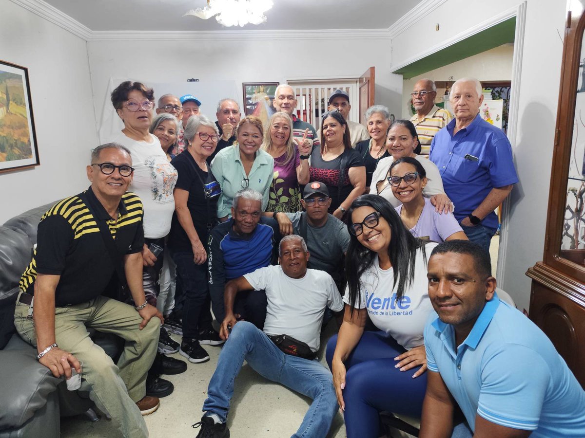 VenteCcs's tweet photo. El conocimiento es nuestra fuerza para transformar. 🌊

​Nuestros equipos siguen fortaleciéndose para avanzar con firmeza. Hoy la parroquia #ElValle recibió el taller de Liberalismo, dictado por la prof. Meira Ríos.

​Formación y trabajo continuo 🇻🇪 #SomosVenteCcs https://t.co/s9LfWnbmGZ