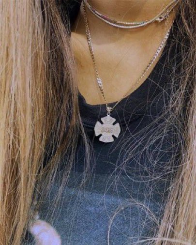 anniebaexquie's tweet photo. pete and ariana were in a borderline bpd ass relationship cause wdym ariana had his dead dad’s chain necklace and badge number tatted on her feet😭? https://t.co/68oZ1dhaFY