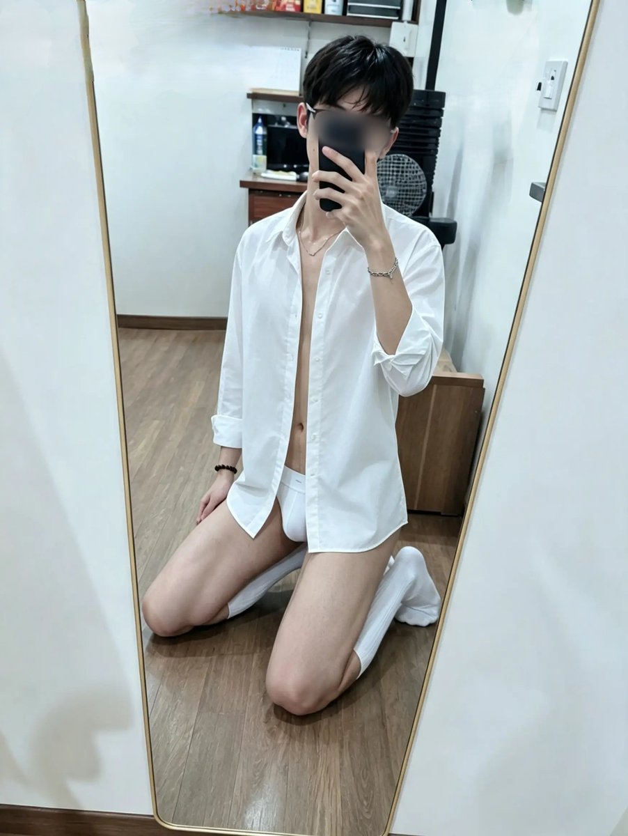 BoyBotSlave's tweet photo. Không lẻ bọn con trai sản xuất theo lô hả ta, đi học hay đi làm thì về tới nhà cái là cởi phăng quần áo ra luôn, mặc đúng mỗi cái sịp thôi 😛

Có lúc còn không mặc gì đi long nhong trong từ ngoài vô trong nữa kìa, mà công nhận muốn có ai đó ôm từ phía sau ghê á https://t.co/sie4uG6b8u