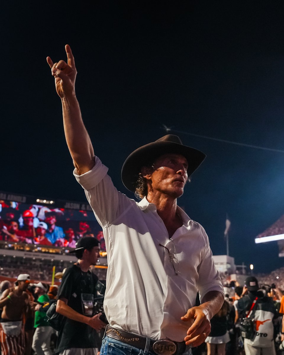 TexasLonghorns's tweet photo. it sure was lit @McConaughey 🤘

#HookEm https://t.co/TxCu8DiuLE