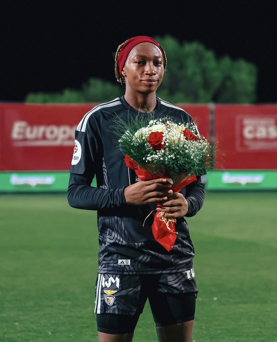 AllezLesLions's tweet photo. 🔴 Michaely Bihina a été honorée par Benfica pour son titre de meilleure gardienne de la CAN féminine 2026. 💐🇨🇲 https://t.co/VdkKgW4FSt