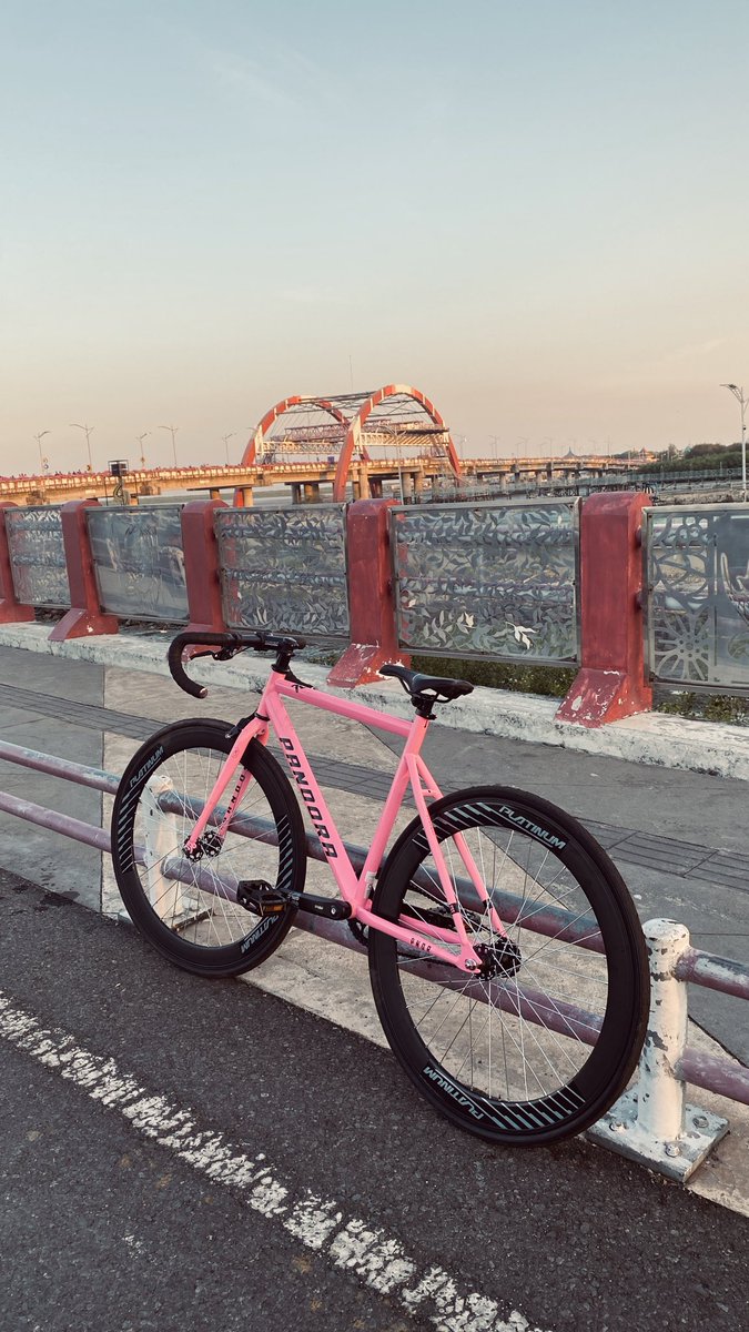 medivaaa's tweet photo. Alasan main fixie : style anak anak fixie pada cakep cakep https://t.co/zCdUgN0SY6