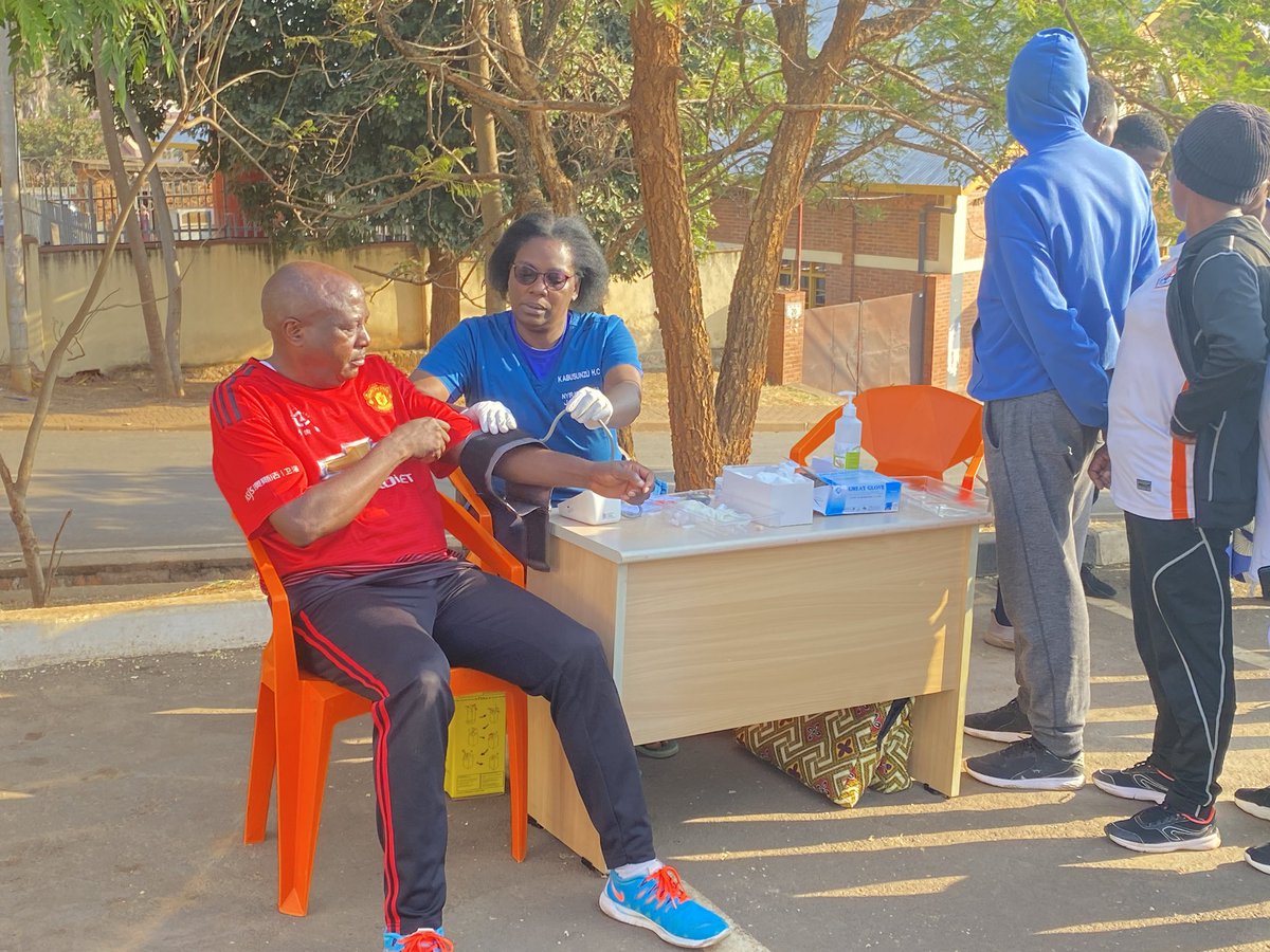 NyakabandaSec's tweet photo. Muri #SiporoRusange y’uyu munsi, abaturage bahawe serivisi zo kwipimisha ku buntu zirimo gupima umuvuduko w’amaraso, ibiro n’uburebure, mu rwego rwo guteza imbere ubuzima bwiza no gukumira hakiri kare indwara zitandura. #BeatNCDs #SiporoRusange https://t.co/H3Uk8LF0mp