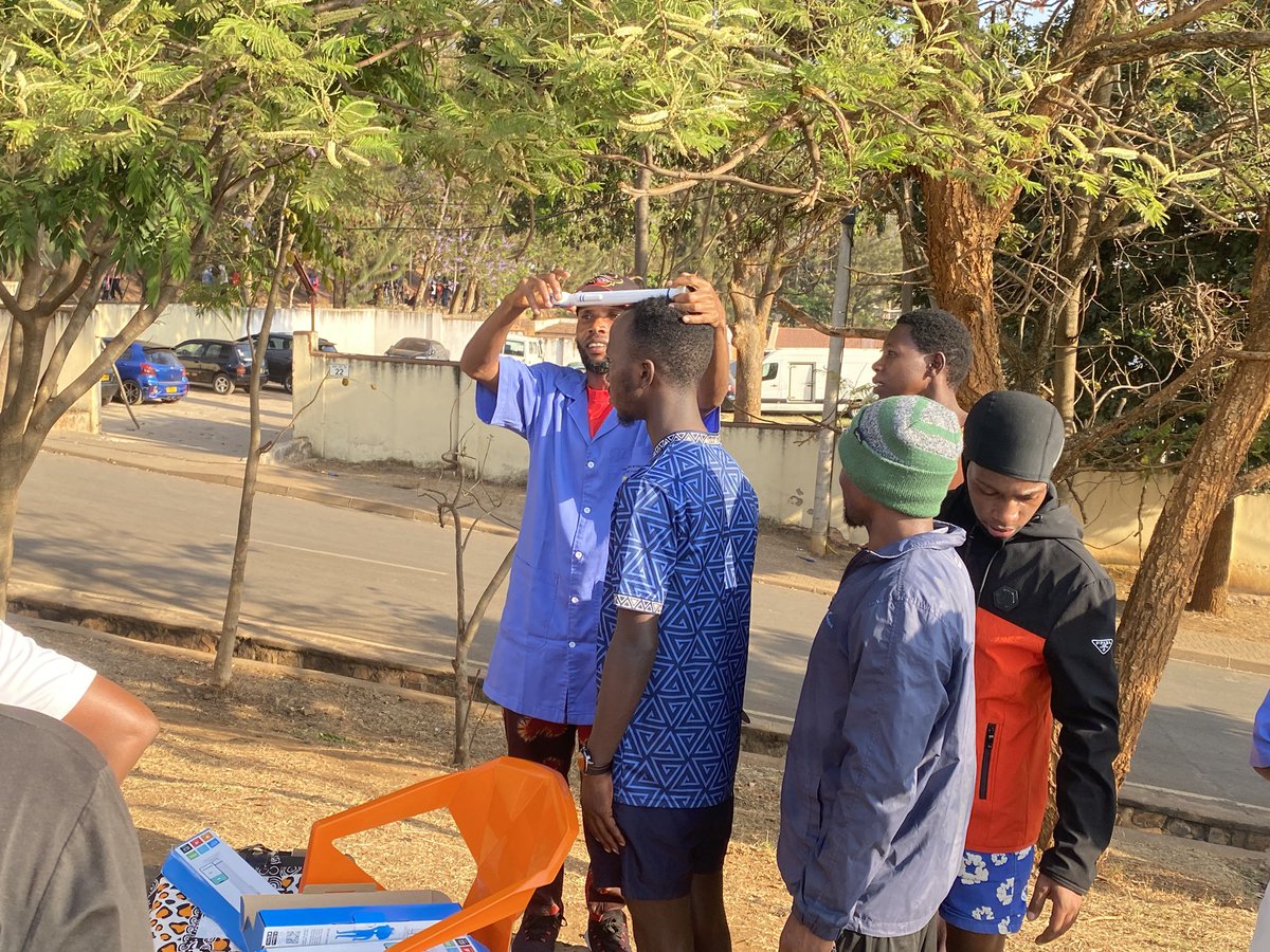 NyakabandaSec's tweet photo. Muri #SiporoRusange y’uyu munsi, abaturage bahawe serivisi zo kwipimisha ku buntu zirimo gupima umuvuduko w’amaraso, ibiro n’uburebure, mu rwego rwo guteza imbere ubuzima bwiza no gukumira hakiri kare indwara zitandura. #BeatNCDs #SiporoRusange https://t.co/H3Uk8LF0mp