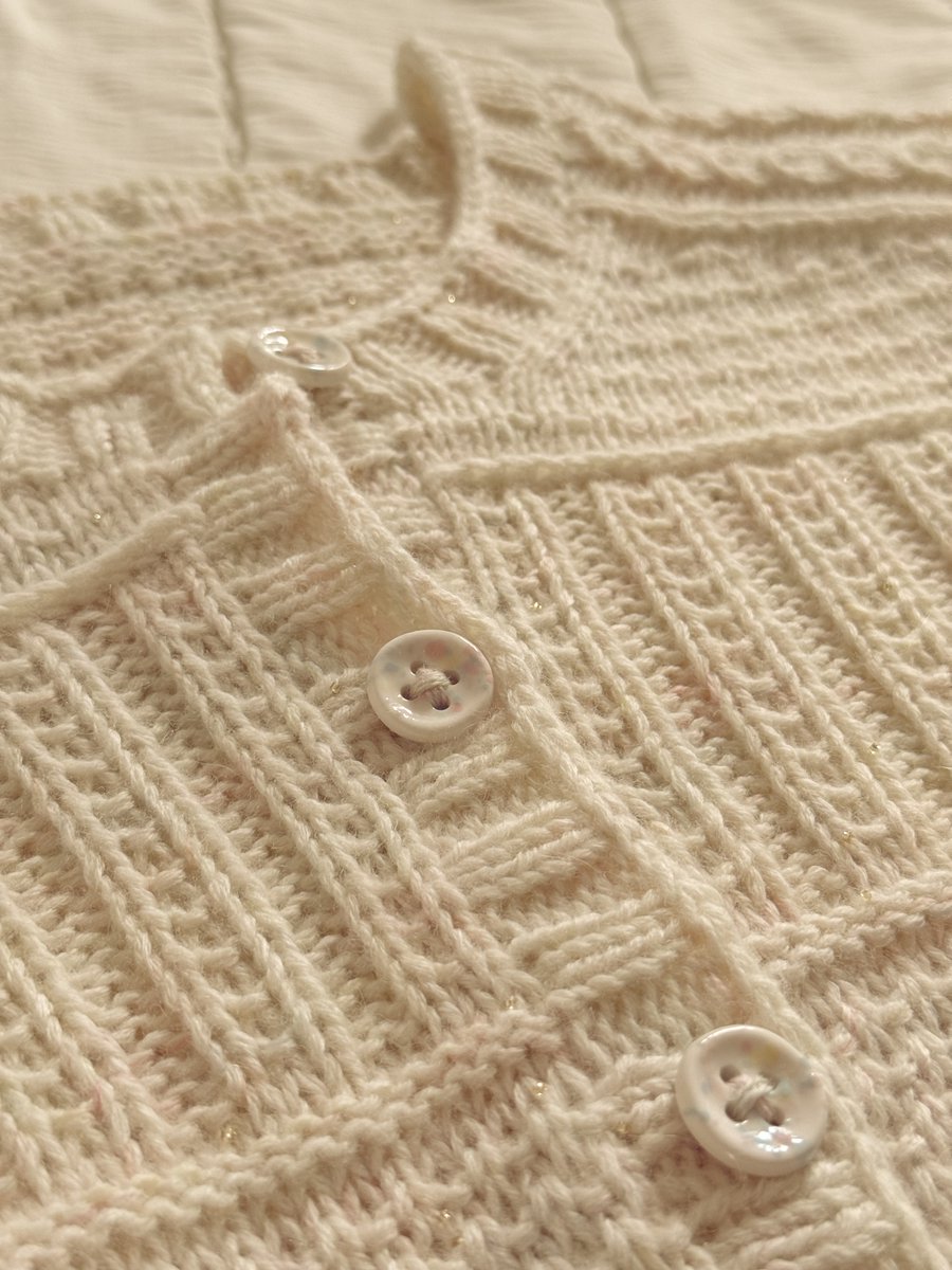 ddubb_hobby's tweet photo. 내 FO를 봐 아름다워
3월 15일에 시작했는데... 다 떴으니 된거지 우하하

✒️ Inge Isle Cardigan by Famke | Mipi the Label
🧶 다루마 에어리 울 알파카 + 어브릴리언트모먼트 소녀의꿈 lace + 바늘이야기 은하수 메리노 아이보리 골드
아래 트윗의 주인공인 단추는 스튜디오 푸림 유니콘 6개 세트
https://t.co/SGhsSZtoL8