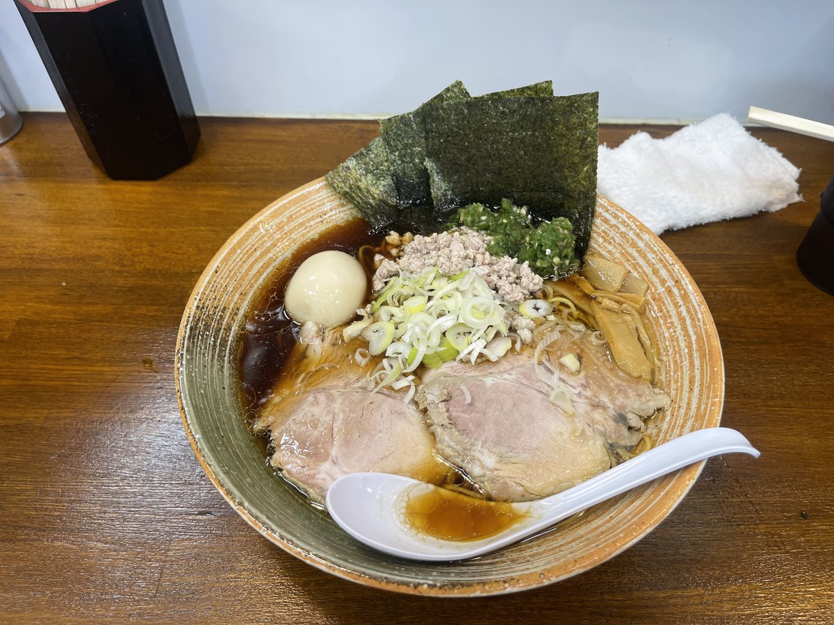 FATNao1's tweet photo. 覆麺神田＠高坂
黒毛和牛骨、名古屋コーチン出汁🍜正油&amp; あん肝まぜそば‼️
久しぶりの訪麺❗️
神田さんのデフォが食べたくて発券機の前に…
限定蟹ジュレ&amp;あん肝まぜそばが売り切れてないだと〜
こりゃ〜3杯か⁉️
いや2杯で我慢したよ😅
デフォは完璧な旨さ💯😍
限定も完璧な旨さ💯😍
ご馳走様でした😋 https://t.co/yzaJPCvfZh
