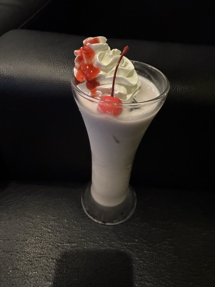matsukenzya's tweet photo. ワンピース×ラウンドワン🏴‍☠️

コラボフードと、ロビンの「紫果実ストロベリーミルク」をいただきました！

ロビンらしいいい感じ💜
コラボメニューを楽しめて満足！

みんなは何を注文した？👀

#ONEPIECE #ラウンドワン #ワンピース https://t.co/lEnpPnyNoS