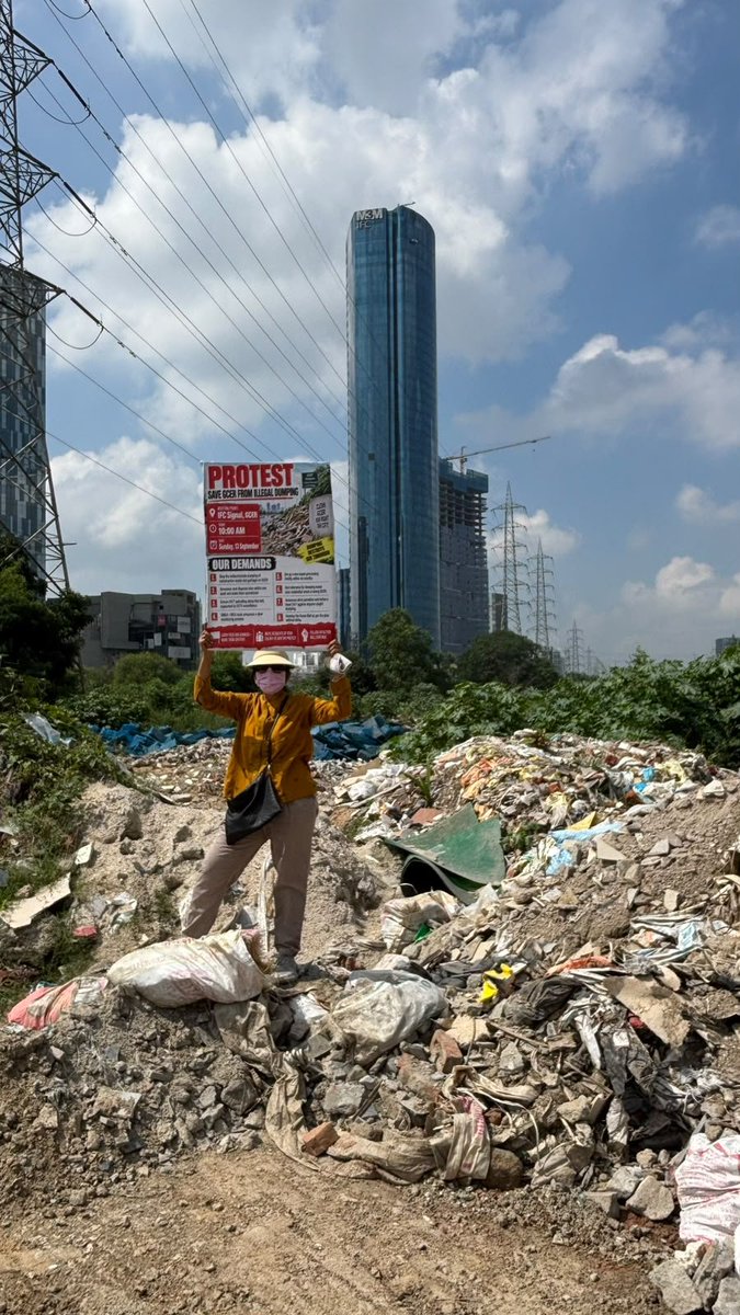 MihikaShahh's tweet photo. Residents have had enough! Residents took to the streets to #protest against #illegaldumping at #GCER. Over at Sector 23A, residents gathered together protest against a temporary dumping ground in residential area. 
#Gurugram @GRAPGurugram
@MunCorpGurugram @GauriSarin https://t.co/NbITjtOD4H