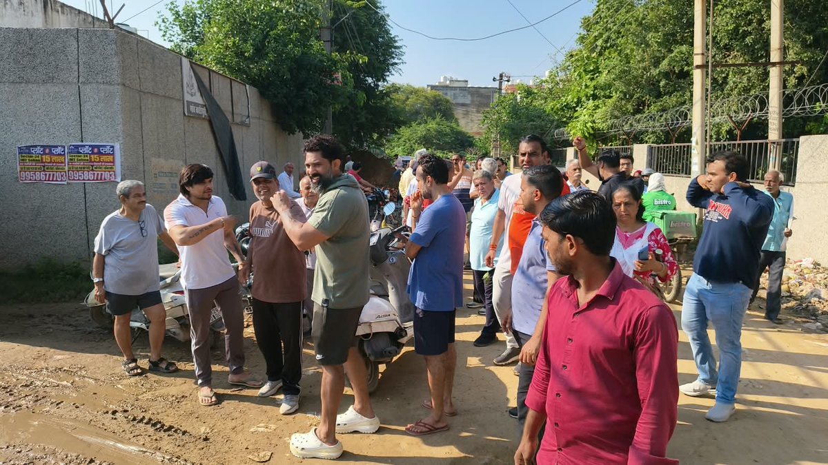 MihikaShahh's tweet photo. Residents have had enough! Residents took to the streets to #protest against #illegaldumping at #GCER. Over at Sector 23A, residents gathered together protest against a temporary dumping ground in residential area. 
#Gurugram @GRAPGurugram
@MunCorpGurugram @GauriSarin https://t.co/NbITjtOD4H