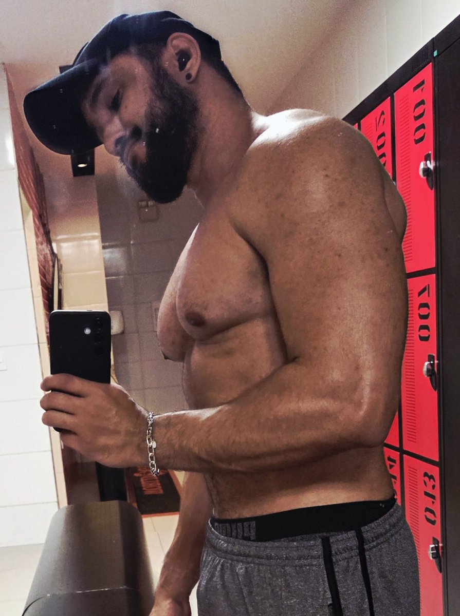 AlanBsb25's tweet photo. Carai, esse ângulo favorece meu peitão 😅 https://t.co/9ZVsun88F8