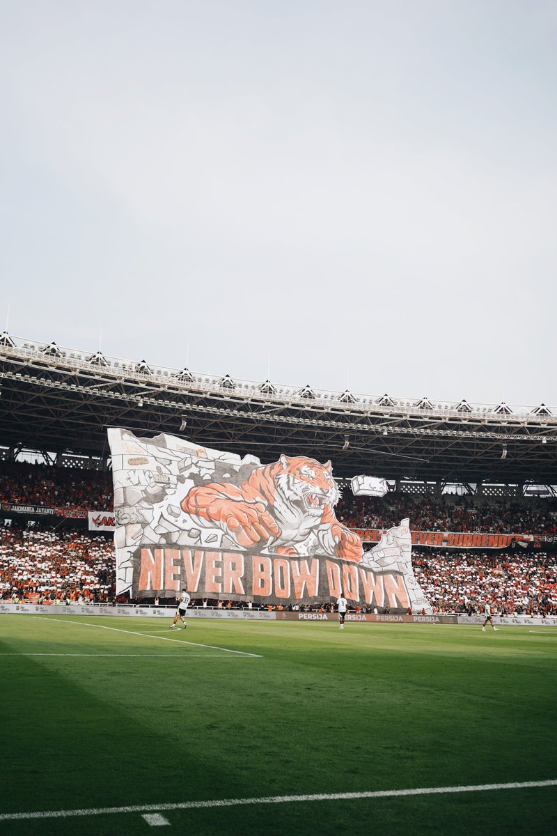 InfokomJakmania's tweet photo. 𝙉𝙀𝙑𝙀𝙍 𝘽𝙊𝙒 𝘿𝙊𝙒𝙉!

Bermakna bukan hanya soal kalah atau menang. Tapi ini adalah tentang rasa semangat untuk 𝘁𝗶𝗱𝗮𝗸 𝗽𝗲𝗿𝗻𝗮𝗵 𝗺𝗲𝗻𝗴𝗲𝗻𝗮𝗹 𝗺𝗲𝗻𝘆𝗲𝗿𝗮𝗵, 𝘁𝗶𝗱𝗮𝗸 𝗮𝗱𝗮 𝗿𝗮𝘀𝗮 𝗴𝗲𝗻𝘁𝗮𝗿, 𝗱𝗮𝗻 𝘁𝗲𝘁𝗮𝗽 𝗯𝗲𝗿𝗱𝗶𝗿𝗶 𝗱𝗲𝗻𝗴𝗮𝗻 𝘁𝗲𝗴𝗮𝗸 𝘂𝗻𝘁𝘂𝗸 𝗺𝗲𝗻𝗴𝗵𝗮𝗱𝗮𝗽𝗶 𝘀𝗶𝗮𝗽𝗮 𝗽𝘂𝗻!

Tidak akan pernah tunduk dalam segala situasi dan kondisi. Apapun tembok yang menghalangi kesukseskan Persija dalam meraih gelar juara, kami akan hancurkan! 

#PersijaSelamanya