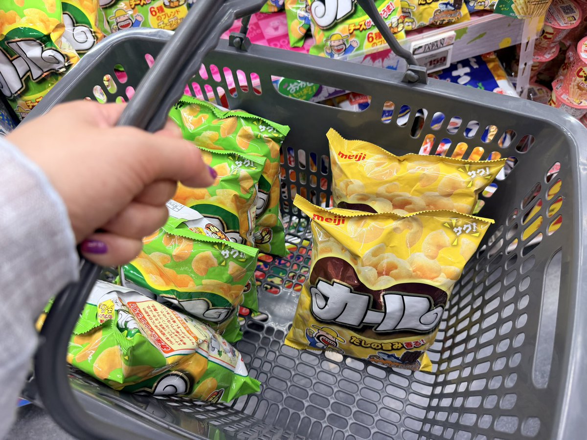 D_erinappg's tweet photo. 3日目は大阪観光してきた✨
（ほぼ買い物）

ポケセンにも行けたし食べたかったものもたくさん食べた🙌

大阪は別界隈の遠征で行ったりしてたけど
やっぱり同じようなとこしか行けてない😂

カールは自分用にたくさん買って郵送した😚 https://t.co/VLfhmh3lSg
