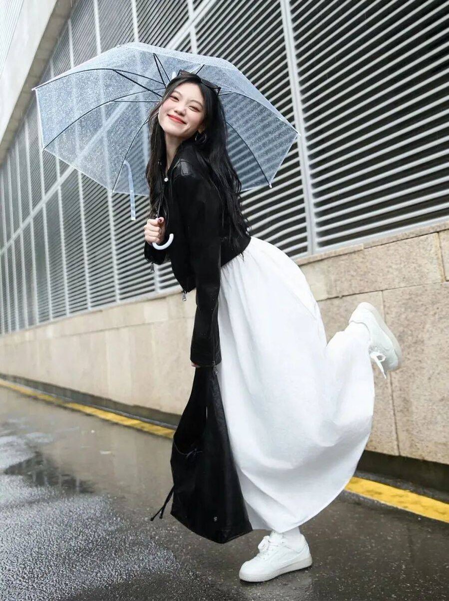 devrb293376's tweet photo. A stranger held the café door for me in the rain, smiled and said "Take your time". Turned a lousy day into a small, warm memory. https://t.co/nKKSwVdhBQ