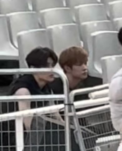 wishcyu's tweet photo. when theres so much space but they choose to stick with each other like a sticky rice https://t.co/5z8fEyxVM2