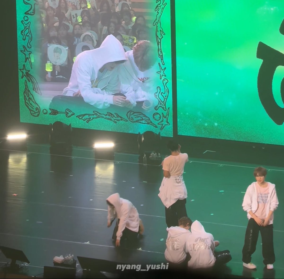 wishcyu's tweet photo. when theres so much space but they choose to stick with each other like a sticky rice https://t.co/5z8fEyxVM2