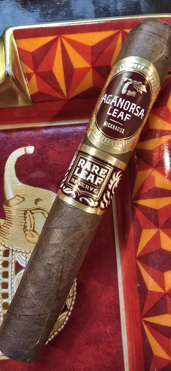 tobaccotaro's tweet photo. AGANORSA LEAF RARE LEAF RESERVE Corojo Robusto

前にMaduroを吸ったやつ。
着火。ビターチョコの立ち上がり。
落ち着くと木質と土っぽさが入り混じった感じに、ナッツ、ビターチョコ。
後味はうっすらスパイシーな風味に覆われたナッツ。
煙を吐き出す途中でチラッと甘みがある。
面白い。美味い。 https://t.co/XIpOovztaV