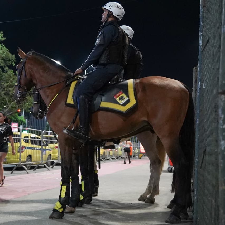 PMERJ's tweet photo. 📍Equipes do #RPMont seguem em reforço ao policiamento nos acessos ao #RockinRio.

Nossos agentes estão nas ruas para #ServireProteger.
Conte conosco. Conte com a Polícia Militar. https://t.co/g1mmdsWsqS