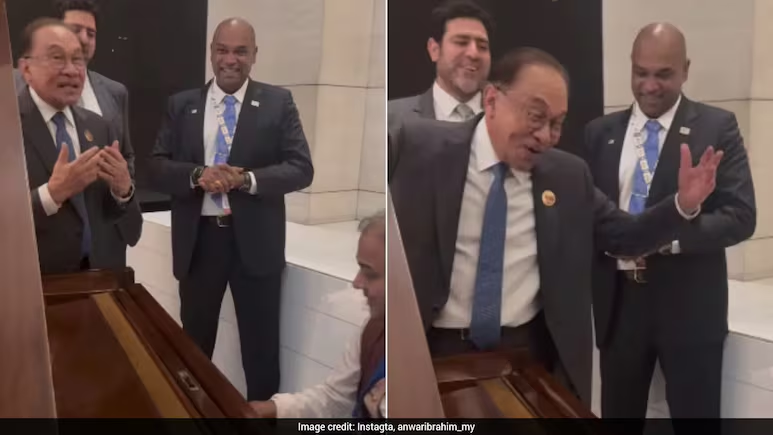 ndtv's tweet photo. Watch: Malaysian PM Anwar Ibrahim Sings Kishore Kumar Classic In New Delhi, Wins Hearts Online
https://t.co/8rUzErgSOm https://t.co/ECZDCsf1x5