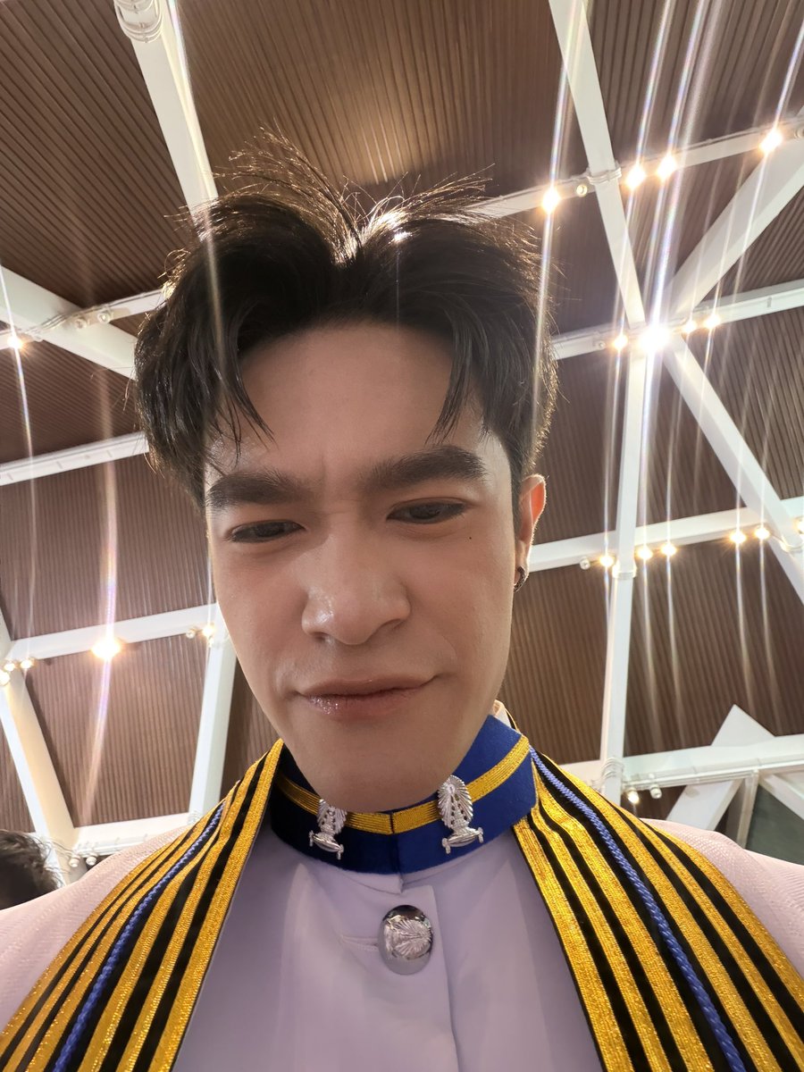 fakejengjaew's tweet photo. ปมอันดับแรกรับปริญญา จัดแถวเรียงตามส่วนสูง….. https://t.co/xL3YqGUxfX