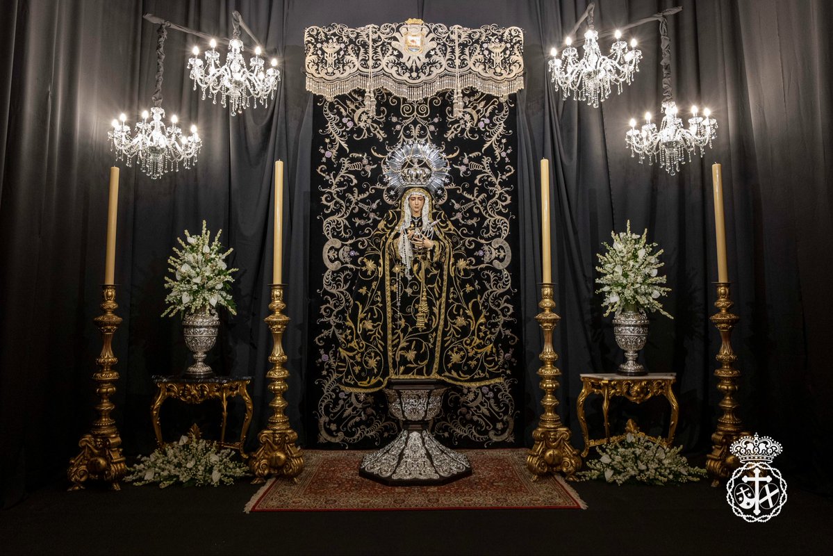 cfdmisericordia's tweet photo. 𝐀𝐥𝐭𝐚𝐫 𝐩𝐚𝐫𝐚 𝐞𝐥 𝐬𝐨𝐥𝐞𝐦𝐧𝐞 𝐲 𝐝𝐞𝐯𝐨𝐭𝐨 𝐓𝐫𝐢𝐝𝐮𝐨 𝐞𝐧 𝐡𝐨𝐧𝐨𝐫 𝐚 𝐍𝐮𝐞𝐬𝐭𝐫𝐚 𝐒𝐞ñ𝐨𝐫𝐚 𝐝𝐞𝐥 𝐆𝐫𝐚𝐧 𝐏𝐨𝐝𝐞𝐫.

ℹ️ Con motivo del centenario del cambio de advocación de la Santísima Virgen, Nuestra Señora del Gran Poder ha sido vestida tomando como inspiración los documentos gráficos antiguos que se conservan de la imagen. Por este motivo, luce el manto de Nuestra Señora de la Soledad Coronada de la Congregación de Mena y la corona de Nuestra Señora del Rosario de Cuevas del Becerro, cuyo préstamo agradecemos especialmente.

#CofradíasMLG