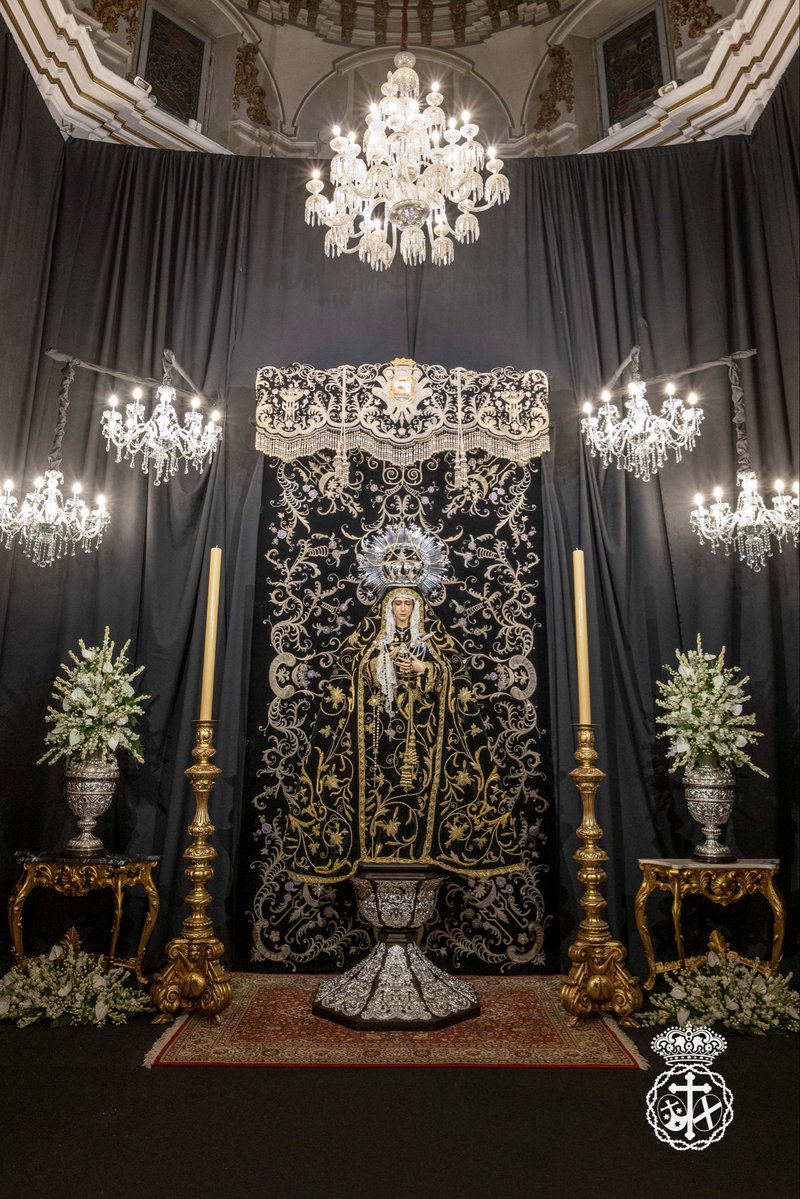 cfdmisericordia's tweet photo. 𝐀𝐥𝐭𝐚𝐫 𝐩𝐚𝐫𝐚 𝐞𝐥 𝐬𝐨𝐥𝐞𝐦𝐧𝐞 𝐲 𝐝𝐞𝐯𝐨𝐭𝐨 𝐓𝐫𝐢𝐝𝐮𝐨 𝐞𝐧 𝐡𝐨𝐧𝐨𝐫 𝐚 𝐍𝐮𝐞𝐬𝐭𝐫𝐚 𝐒𝐞ñ𝐨𝐫𝐚 𝐝𝐞𝐥 𝐆𝐫𝐚𝐧 𝐏𝐨𝐝𝐞𝐫.

ℹ️ Con motivo del centenario del cambio de advocación de la Santísima Virgen, Nuestra Señora del Gran Poder ha sido vestida tomando como inspiración los documentos gráficos antiguos que se conservan de la imagen. Por este motivo, luce el manto de Nuestra Señora de la Soledad Coronada de la Congregación de Mena y la corona de Nuestra Señora del Rosario de Cuevas del Becerro, cuyo préstamo agradecemos especialmente.

#CofradíasMLG