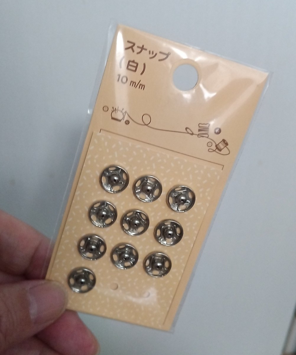 nari_44hrm's tweet photo. ツアーグッズのトートバッグ
手前のポケットに物を入れると
ベローンとなってしまい困ったなぁ
って仲良しMINIちゃんと話してて
とめてみたら？！と思いついて
やってみたら…意外といけたか?!

百均でもよく売ってるスナップの
10m/mを ポケットの真ん中に縫い付けてみました😊💦どうでしょうか？ https://t.co/xRDMpeauOu